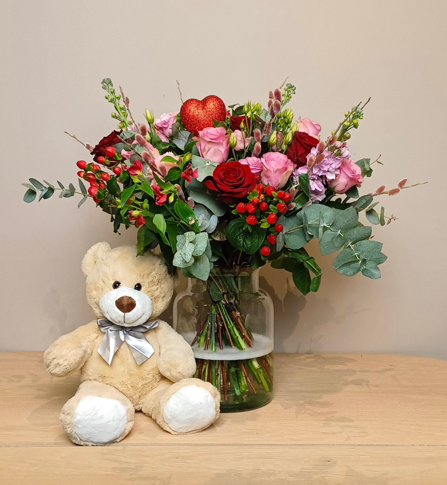Boeket Cupido met grote beer