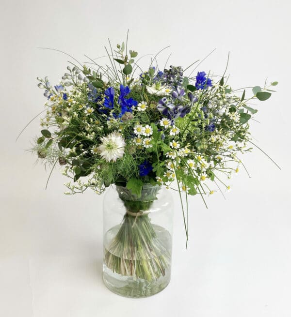 boeket camil met blauwe en witte bloemen