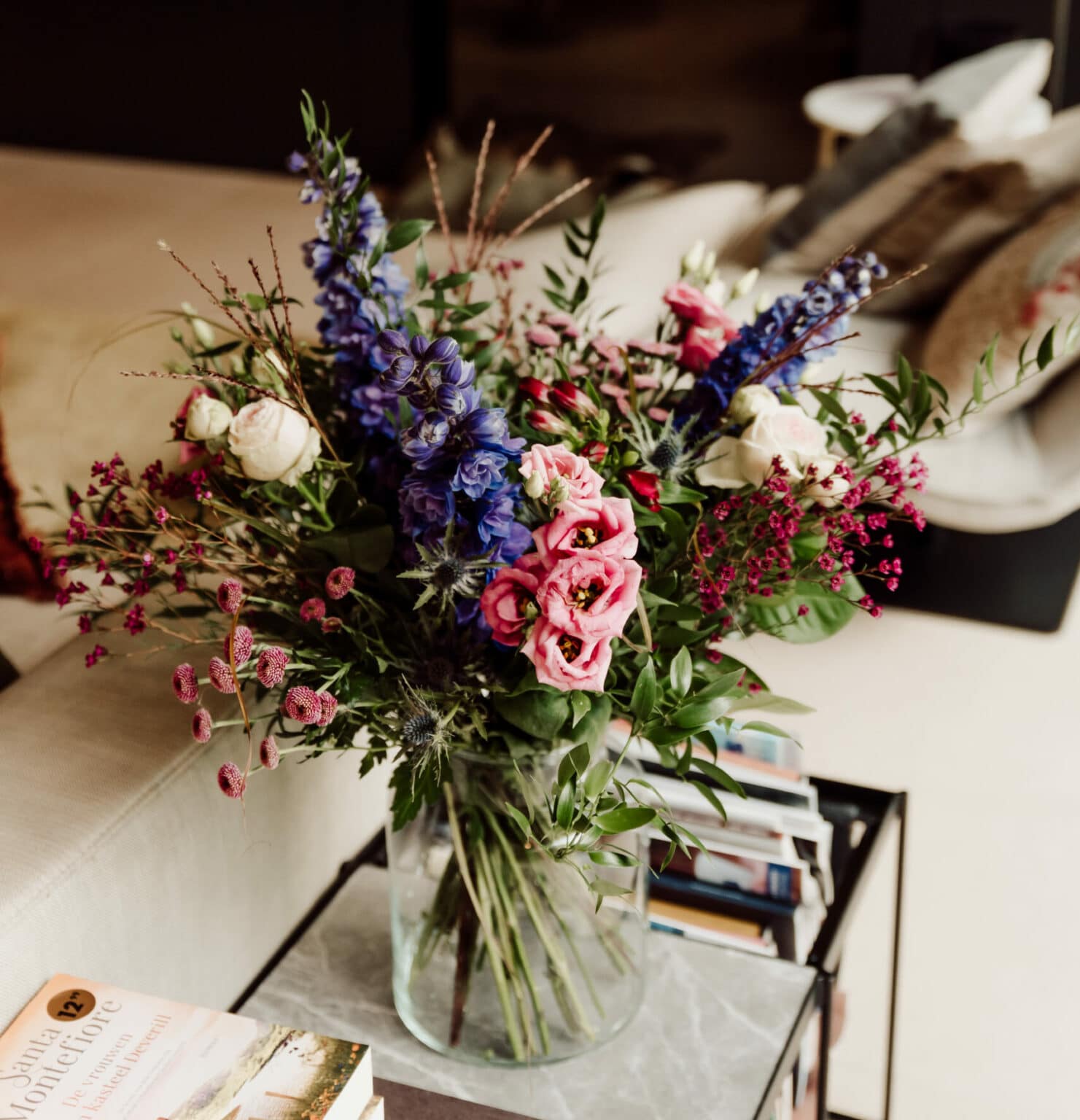veldboeket elisabeth met roze en blauwe veldbloemen