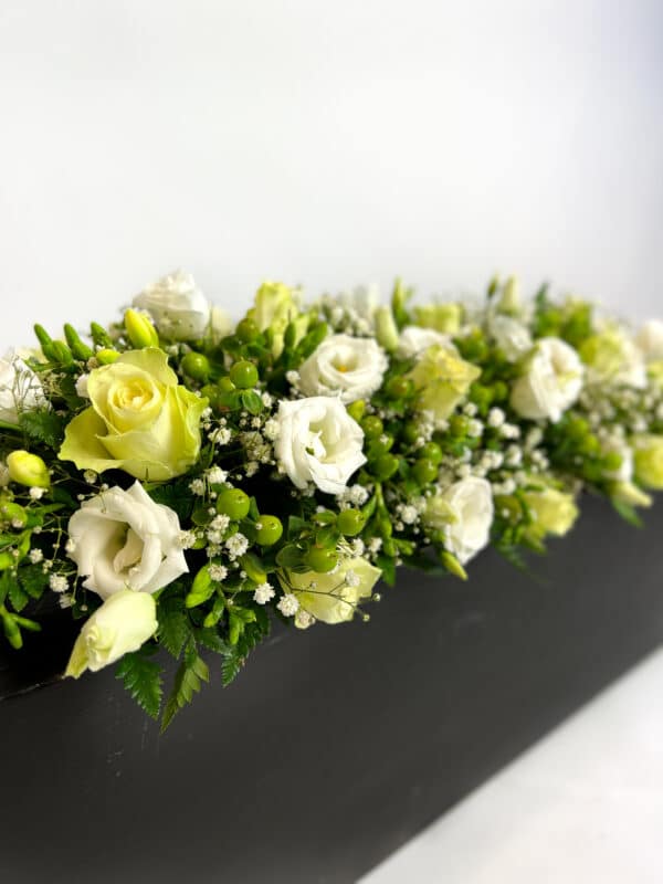 langwerpig wit bloemstuk voor op altaart