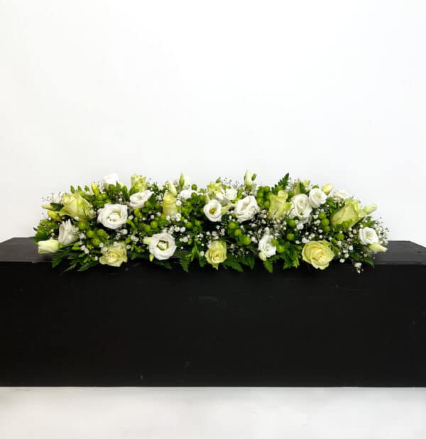 langwerpig wit bloemstuk voor op altaart