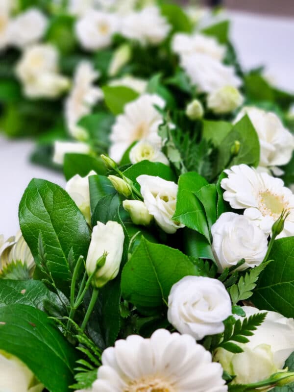 rouwkrans met witte bloemen